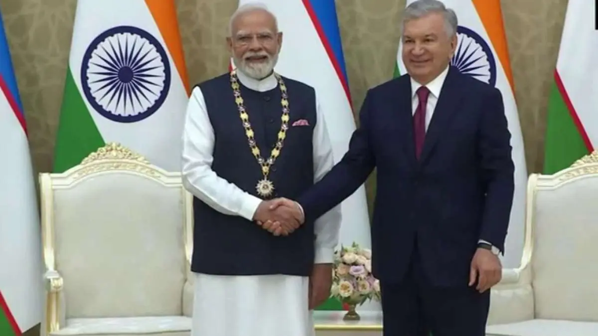 ताशकंद में प्रधानमंत्री मोदी को उज्बेकिस्तान का सर्वोच्च सम्मान देते राष्ट्रपति मिर्जियोयेव