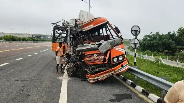 दौसा में बस-ट्रक टक्कर, 1 मृत, 30 घायल