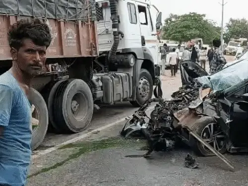 कांडला हाईवे पर बस-कार की भिड़ंत में तीन युवक गंभीर घायल