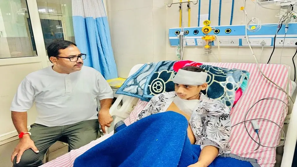 हल्द्वानी के अस्पताल में इलाजरत घायल किशोर ईश्वर सिंह बिष्ट