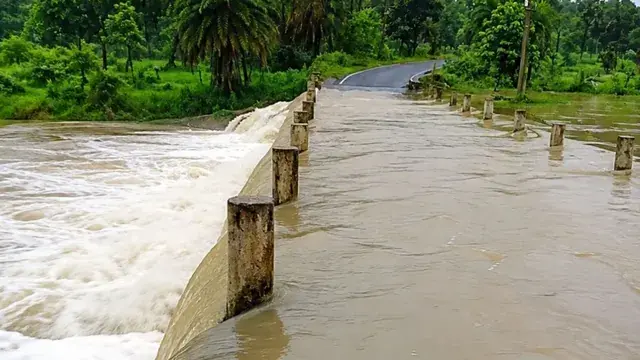 पीली नदी और गौरी नदी के उफान से ग्रामीणों का आवागमन बाधित