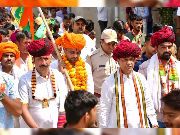 भीलवाड़ा में विधायक के साथ भगवान देवनारायण पदयात्रा शुरू