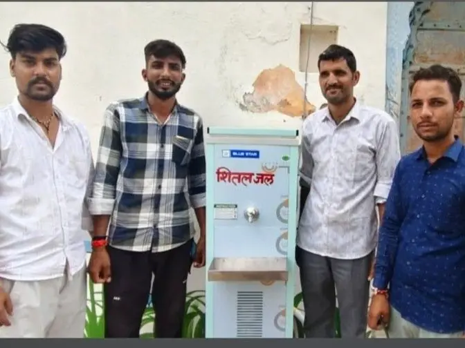 सेड़वा में स्कूलों को पानी के कैंपर भेंट करते एडवोकेट मोहनलाल हुड्डा