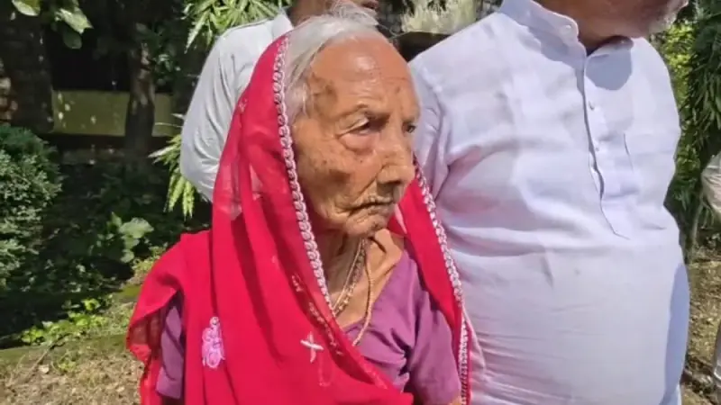 108 वर्ष की धन्नी बाई ने मतदान कर लोकतंत्र को किया मजबूत