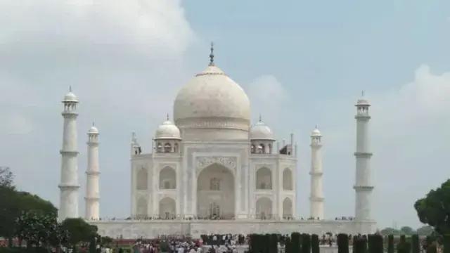 ताजमहल परिसर में पर्यटक