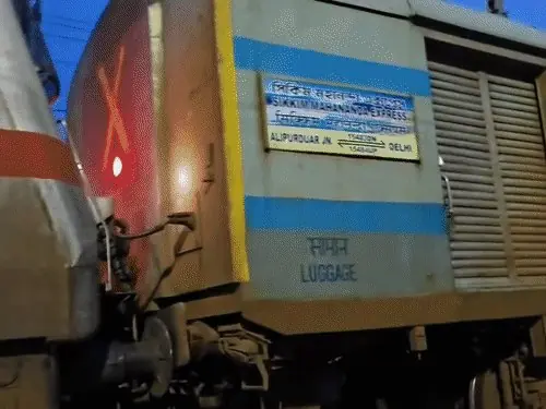 आरा में महानंदा एक्सप्रेस की दो बोगियां पटरी से उतरीं