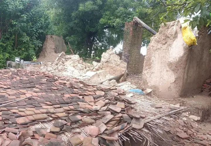 बारिश में गिरा कच्चा मकान, वृद्धा और दो मासूमों की मौत