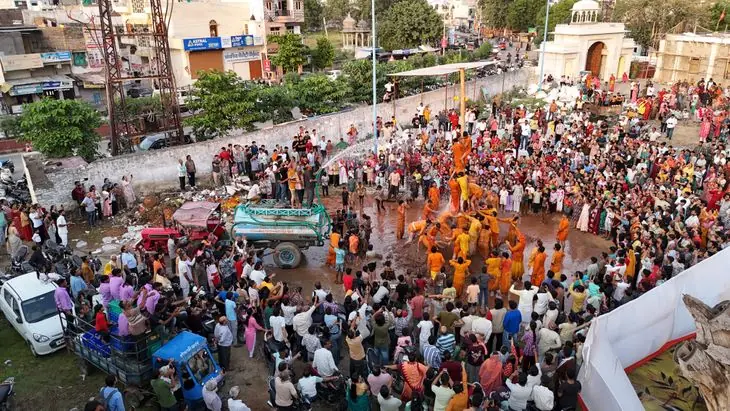 भीलवाड़ा में तीन मंजिला पिरामिड बनाकर दही हांडी फोड़ी गई