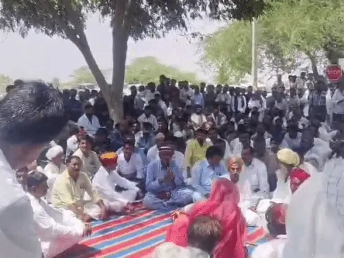 चांधन जीएसएस पर किसानों का अनिश्चितकालीन धरना शुरू