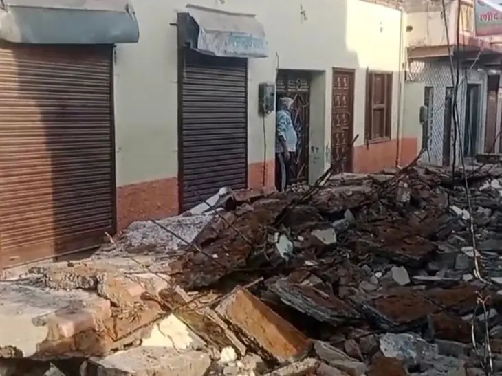 चूरू में तेज बारिश के बाद मकान का छज्जा गिरा, बिजली लाइन खतरे में