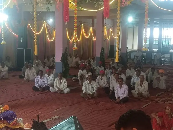 दलोट में भागवत कथा के दौरान श्रद्धालु