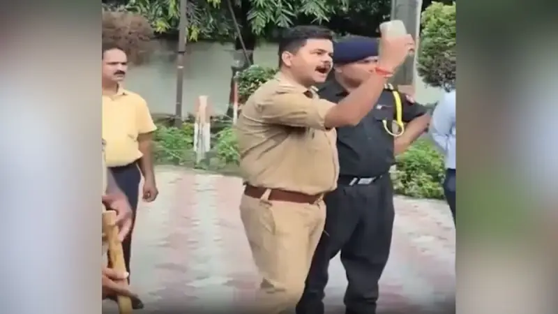 दरोगा ने भूख हड़ताल कर रहे छात्रों को धमकी दी