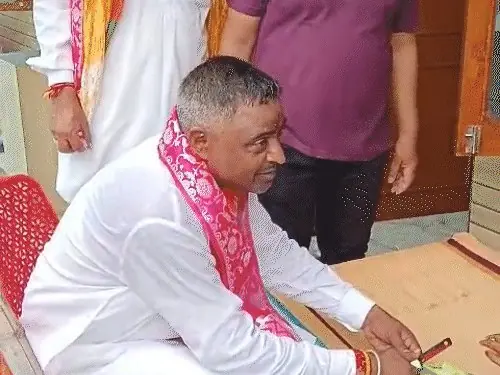 दौसा में भाजपा विधायक ने वोट मांगते हुए सब्जी काटी