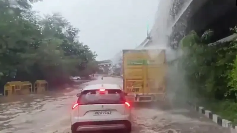 दिल्ली एयरपोर्ट पर भारी बारिश से जलभराव, नौ उड़ानें डायवर्ट