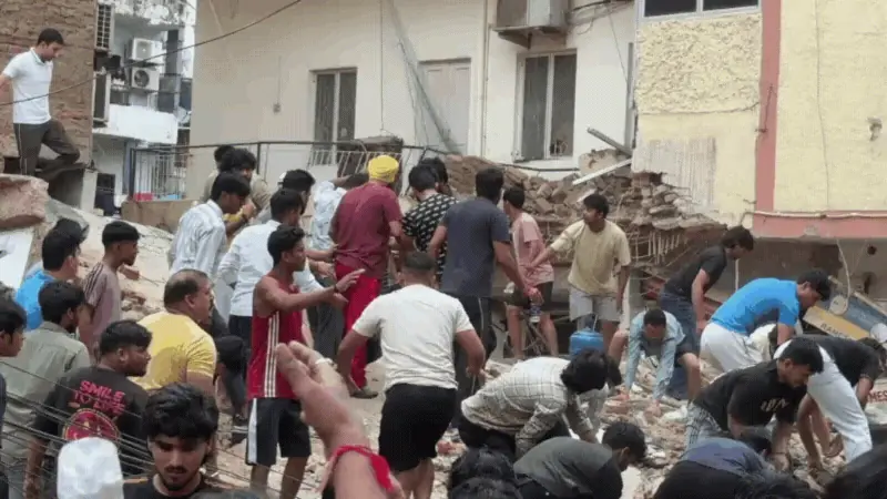 दिल्ली में 40-50 साल पुरानी इमारत गिरी, एक की मौत