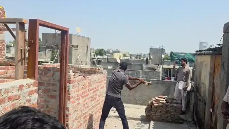 दिल्ली में सत्य निकेतन हादसे के बाद एमसीडी ने अवैध निर्माण पर बुलडोजर कार्रवाई तेज की