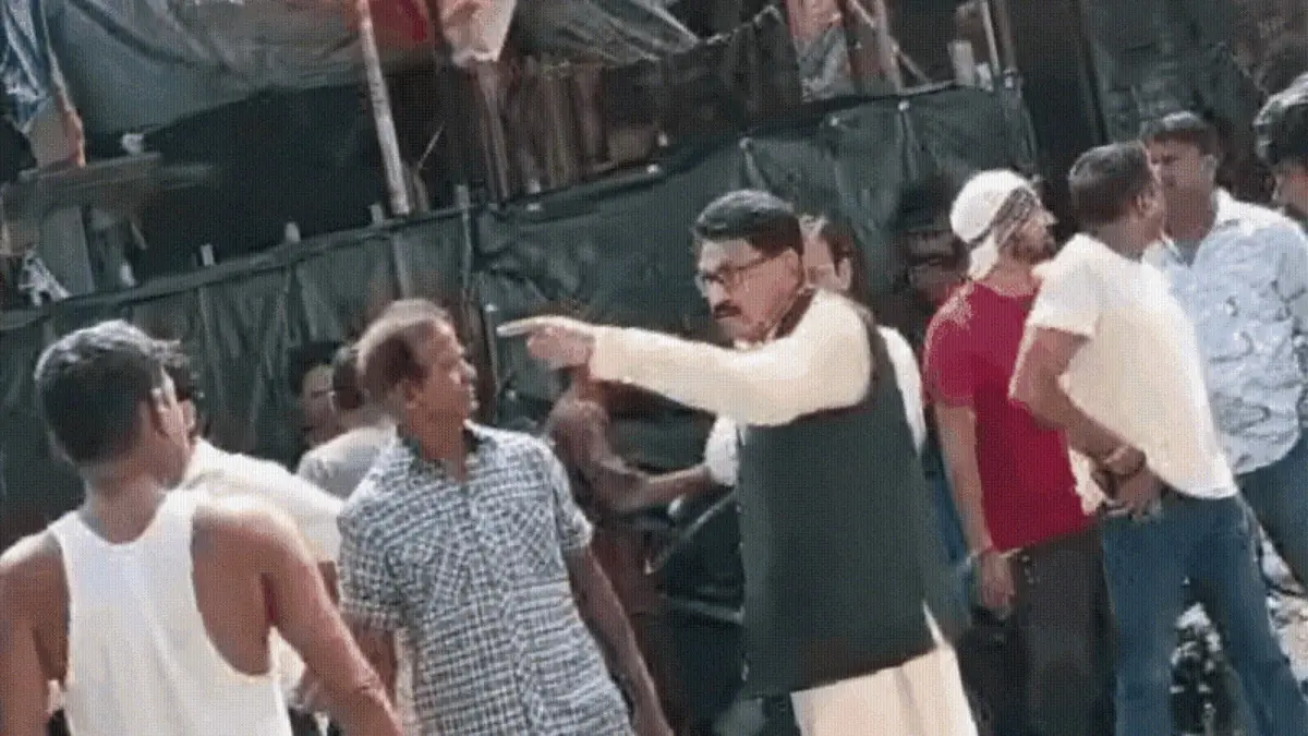 पुणे में संपत्ति विवाद को लेकर भिड़ते परिवार के सदस्य