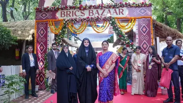 नई दिल्ली में प्रधानमंत्री संग्रहालय का दौरा करती ईरान की राष्ट्रपति की बेटी
