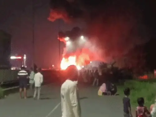इटावा में डबल डेकर बस में लगी आग