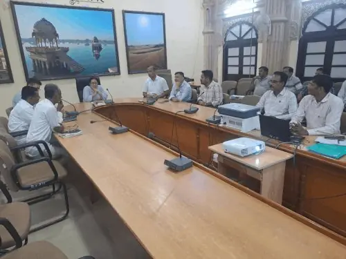 जैसलमेर में ईवीएम मशीनों का रैंडमाइजेशन कलेक्टर की देखरेख में