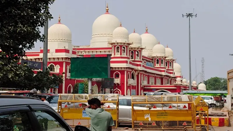 कानपुर में पेड़ गिरने से दिल्ली-हावड़ा ट्रैक पर रेल सेवा बाधित