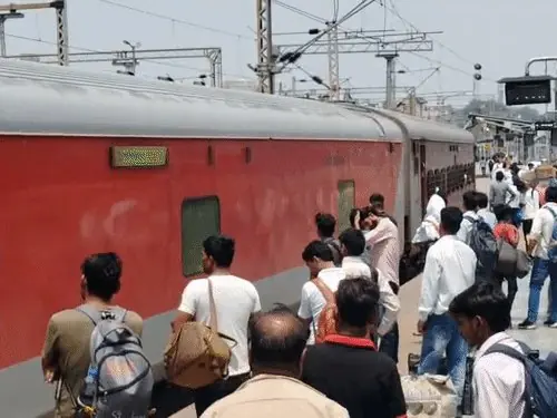 रेलवे ट्रेनों में कोच बढ़ाने और नई ट्रेन की तैयारी