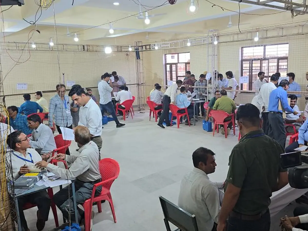 करौली नगर निकाय चुनाव के दौरान मतदान