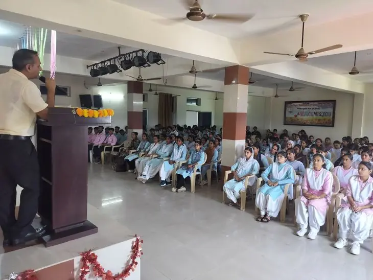 खैरथल में विधिक जागरूकता शिविर में छात्रों को कानूनी अधिकार बताए गए