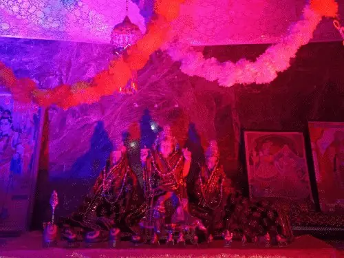 खंडवा में मंदिरों में सजावट, आधी रात को होगी श्रीकृष्ण जन्म आरती