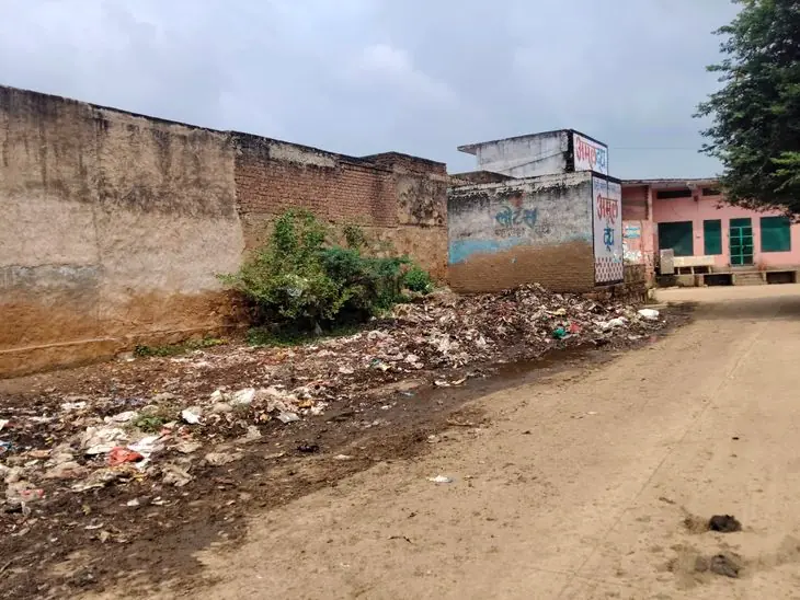 मालाखेड़ा सब्जी मंडी में कचरे से बदबू, व्यापारियों-किसानों में नाराज़गी