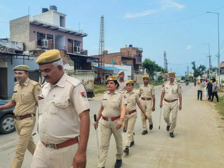 मांढ़ण में निकाय चुनाव से पहले पुलिस ने फ्लैग मार्च किया