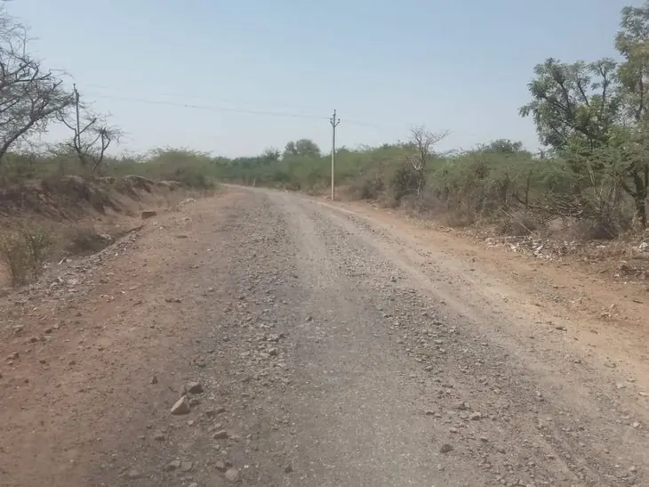 मायलावास में कस्तूरबा छात्रावास की सड़क