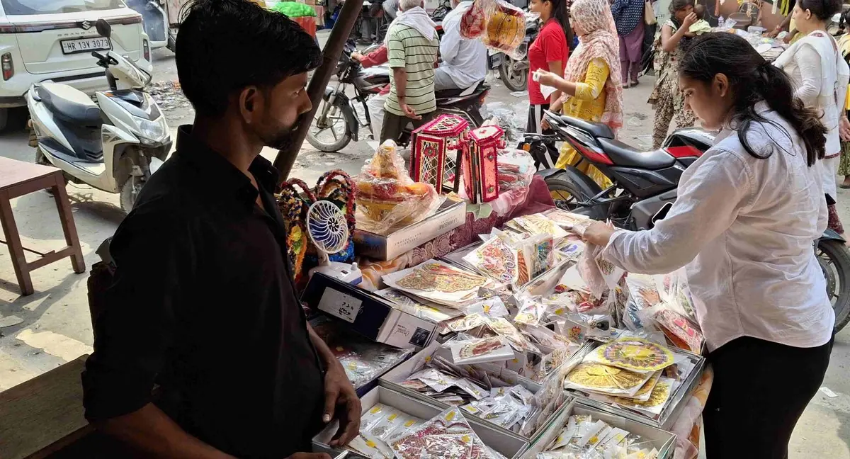 मंदिर में जन्माष्टमी की तैयारियों में जुटे श्रद्धालु, मिश्रीवाला
