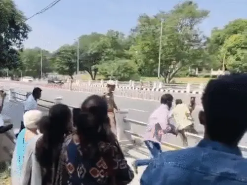 মুখ্যমন্ত্রীর কাফিলাকে থামানোর চেষ্টা, ৮ জন আটক