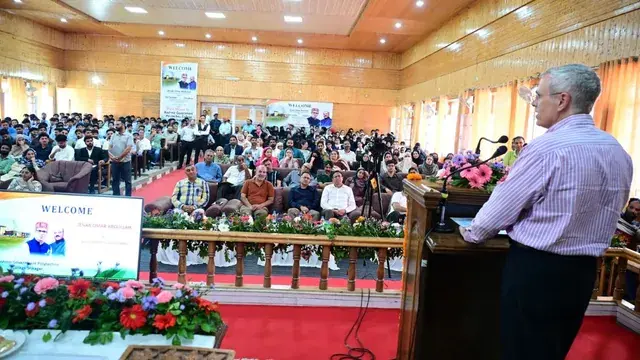 മുഖ്യമന്ത്രി പറഞ്ഞു: സർക്കാർ ജോലി അല്ല, കഴിവ് കൊണ്ട് തൊഴിൽ ലഭിക്കും