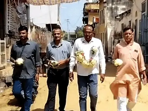 निर्दलीय प्रत्याशी ने फूलगोभी माला पहनकर किया प्रचार