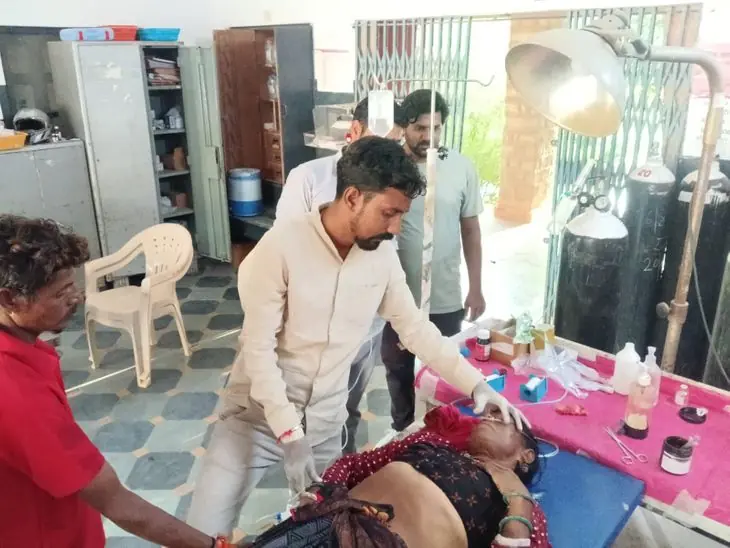 पाली में सादड़ी-राणकपुर घाट सेक्शन की खराब सड़क का दृश्य