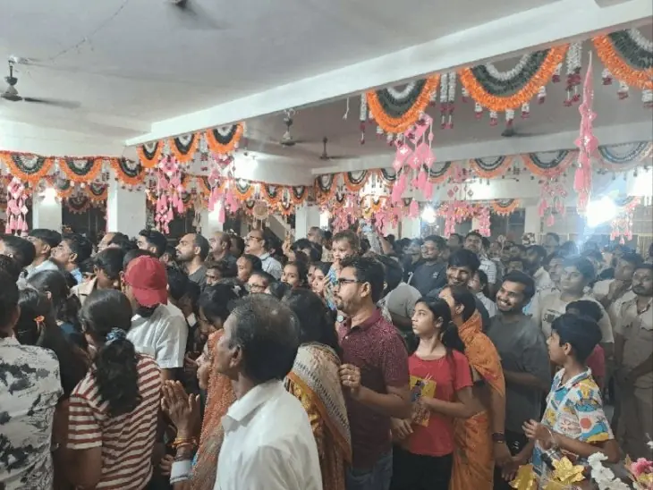 पाली में मंदिरों में भव्य सजावट के साथ कृष्ण जन्मोत्सव मनाया गया