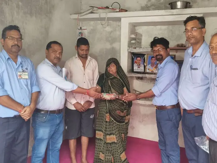 परमाणु इकाई के कर्मचारियों ने ठेका श्रमिक के परिवार को 95 हजार रुपए दिए