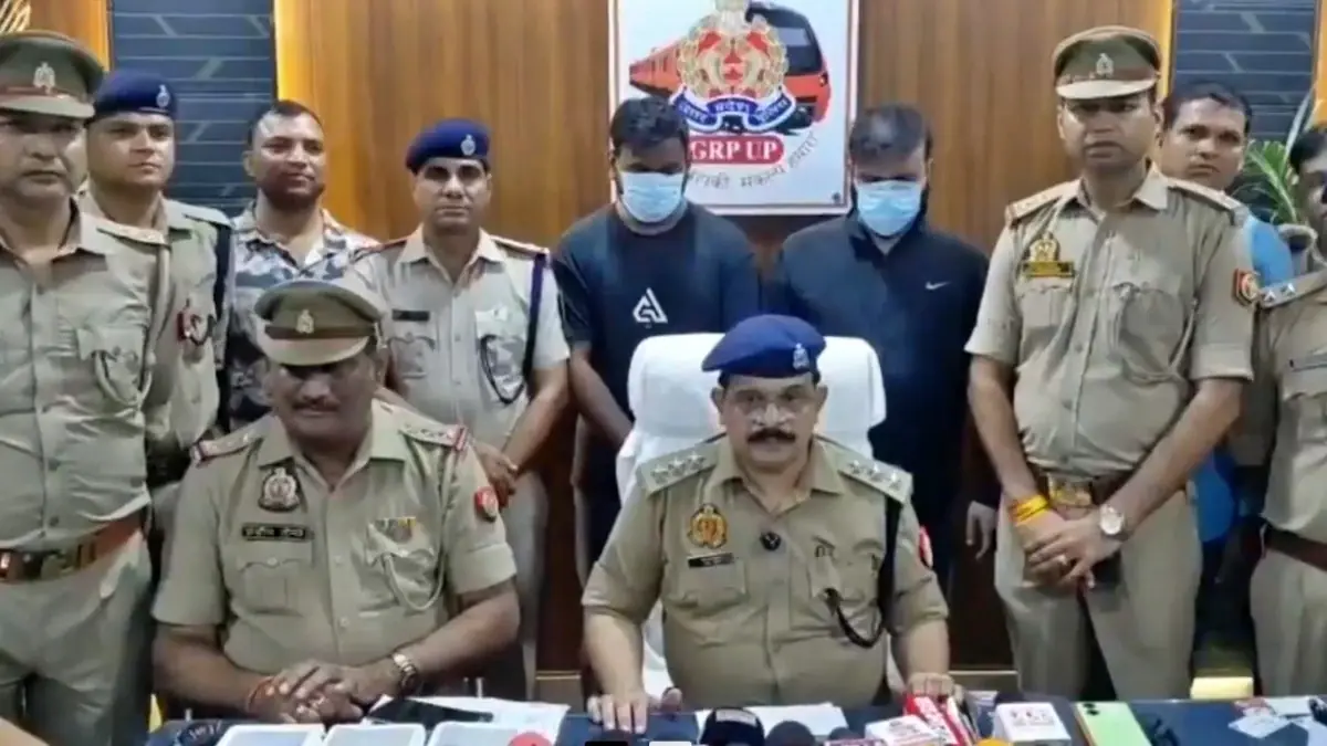 आगरा कैंट स्टेशन पर चोरी के आरोपियों की गिरफ्तारी