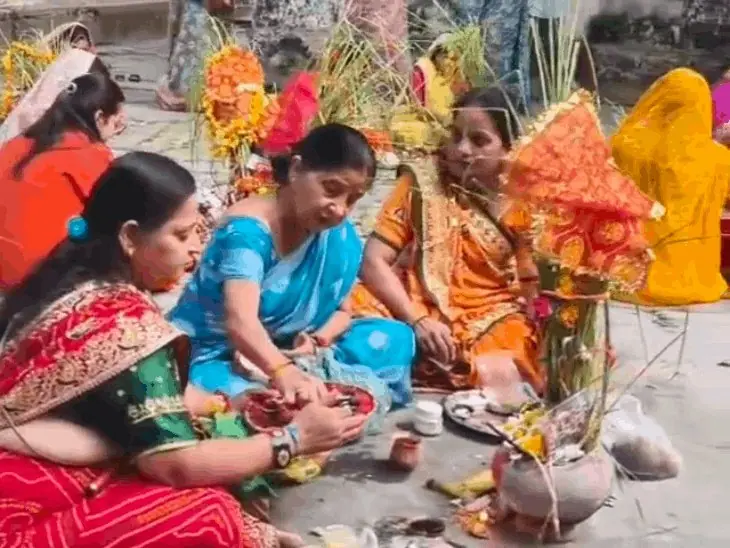 पूंजपुर में शीतला माता मंदिर में पूजा करती महिलाएं