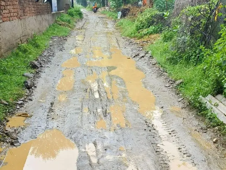 पुरोहितोकाबास में मुख्य रास्ते की बदहाल हालत से ग्रामीण परेशान