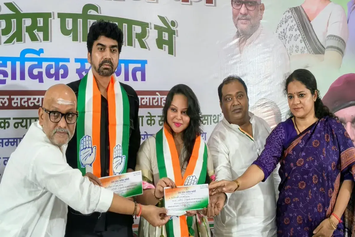 पूर्व आईएएस राकेश वर्मा और अभिनेत्री जारा खान कांग्रेस में शामिल