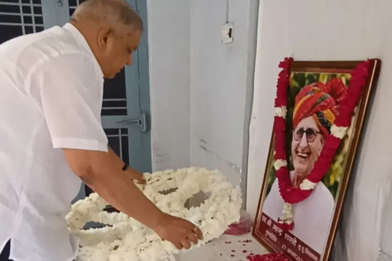 Former Vice President Jagdeep Dhankhar Pays Tribute to Mahendra Shastri