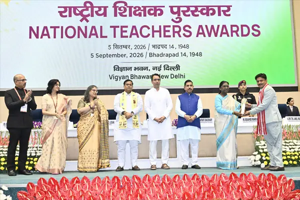 राष्ट्रपति मुर्मु ने निष्ठावान शिक्षकों को राष्ट्र निर्माता बताया