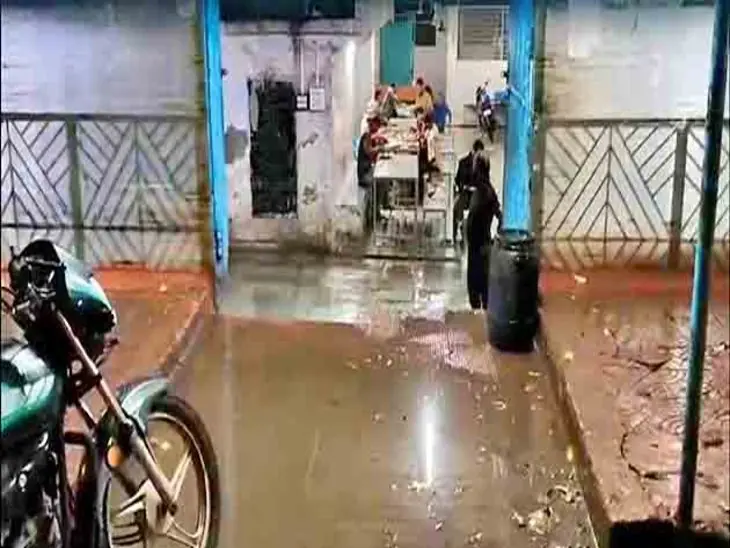 रेलवे कालोनी में जलभराव से गंदा पानी आवासों में घुसा