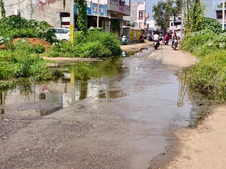 सज्जनगढ़-तांबेसरा मार्ग पर तीन महीने से गंदा पानी बह रहा