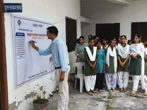 सलूम्बर में मतदाता जागरूकता अभियान के दौरान हस्ताक्षर करते अधिकारी