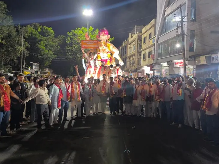 सलूंबर में गुजरात से आई विशाल गणेश प्रतिमा का भव्य स्वागत