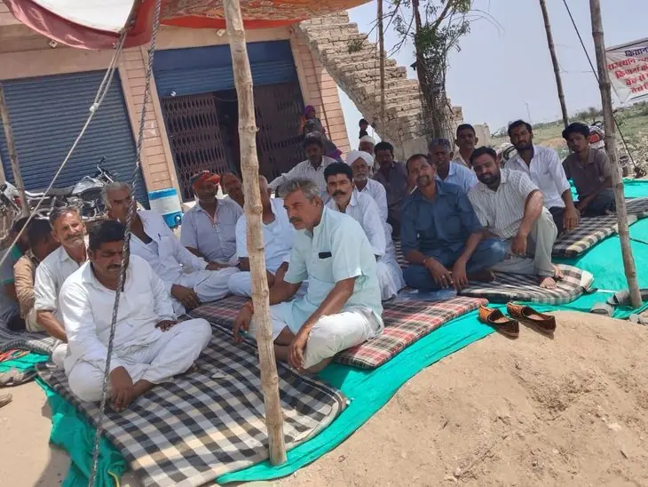 सांकड़ा में ग्रामीण बैंक के सामने धरना प्रदर्शन